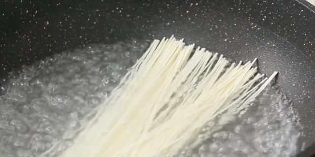  「再穷」再穷都吃得起的“洋美食”，一把面条简单一做秒变高大上，真解馋