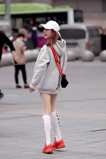 清纯可人的气质小姐姐,宽松卫衣巧搭超短裤大秀火辣美腿,可这就