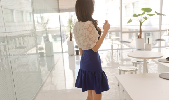 女神孙允珠，拉花奶昔凝霜晴蓝金属鳞片衫