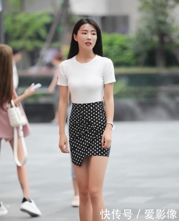 『韵味』街拍:美女性感的身姿迷人的长相很吸睛,彰显不一样的韵味