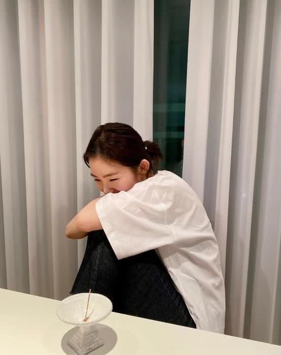  『短袖』有没有什么比裴珠泫的乳白色短袖更平时？配搭黑色裤子，休闲娱乐又时髦