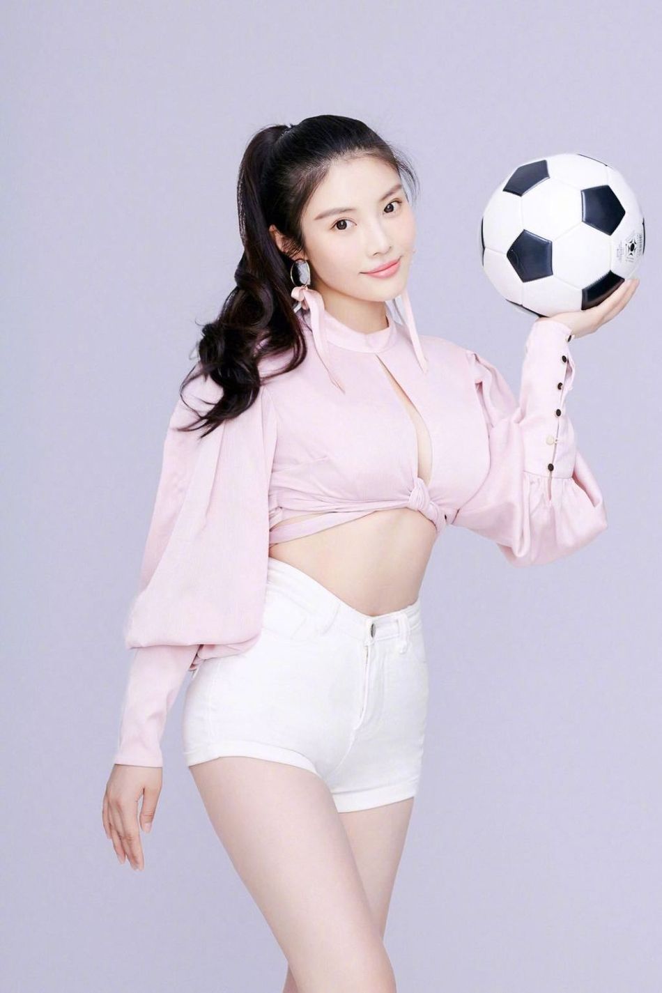 徐冬冬依旧性感抱足球秀长腿撩人满分，略显前凸后翘曲线