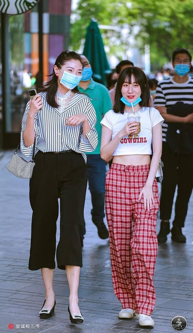  『展现出』街拍：穿衣搭配对于时尚美女而言，总是能展现出不一样的美感