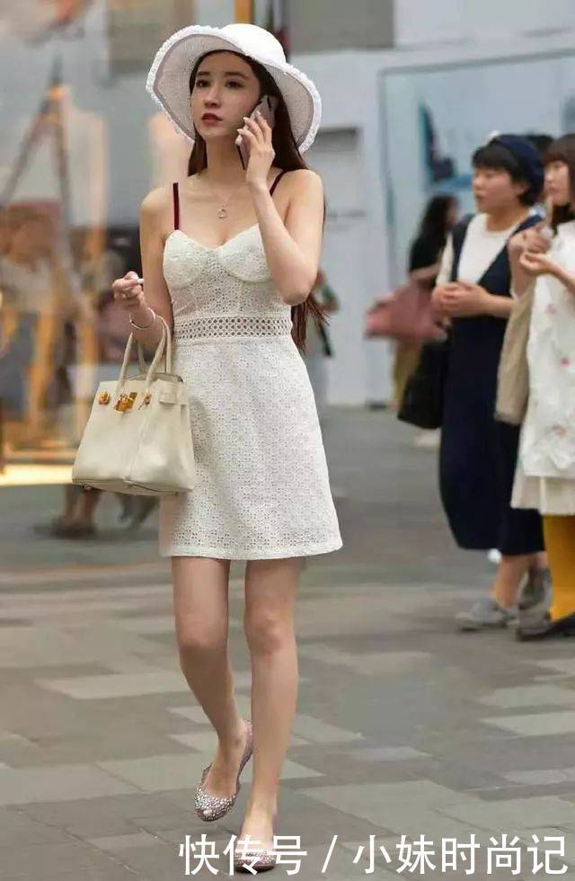  #吊带#街拍：想要穿得温柔淑女一些,试试吊带连衣裙+大圆帽,真是俏皮又可爱