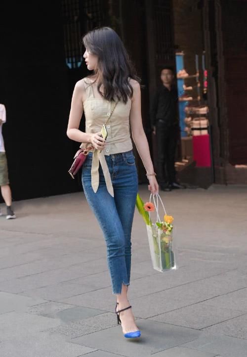  宛若：半披肩长卷发配蓝色修身牛仔裤搭蓝高跟 宛若精灵 魅力无限