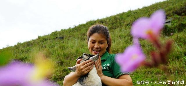 她身价百万，却返乡独住无人山坡，两年后乡亲刮目相看