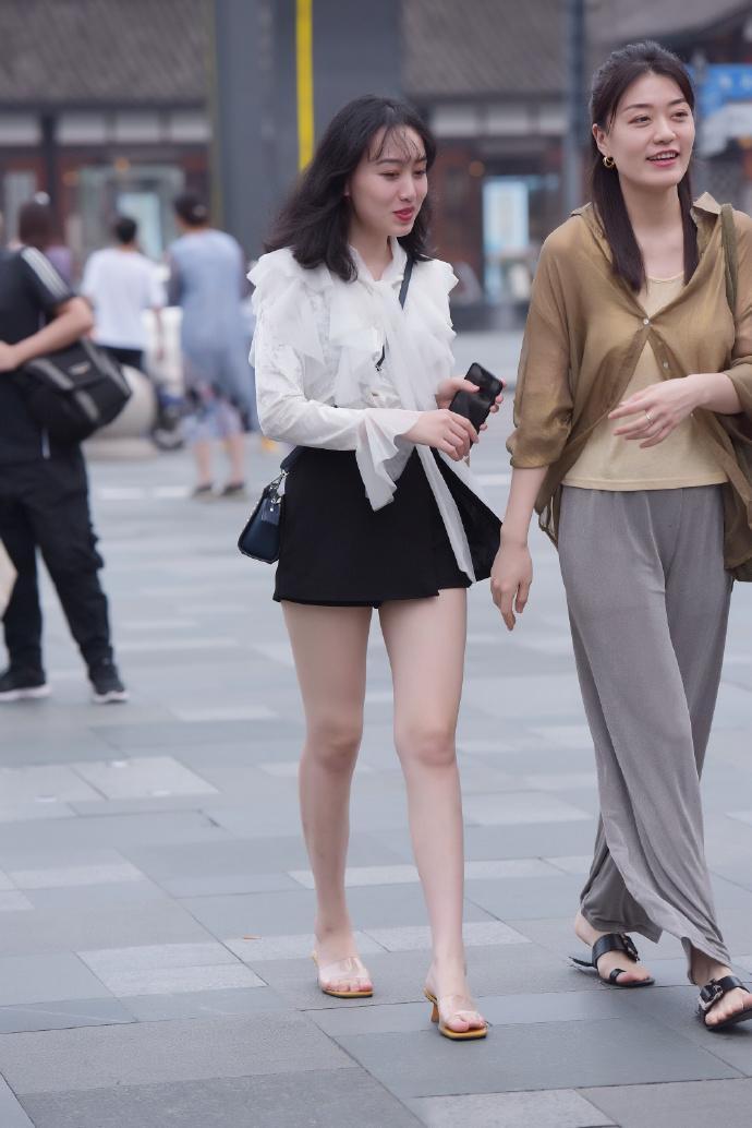  「时尚女生们」街拍：相约时尚精致的穿搭，让时光记录你的美