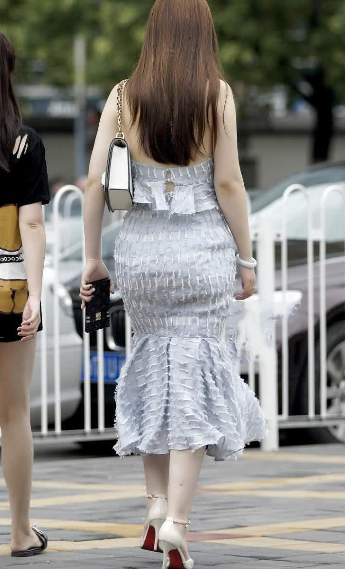 气质小姐姐包臀连衣裙裹出了丰满的身躯，气场更加的十足了，而且