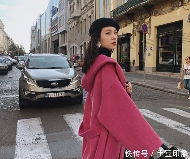  『中年人』奔四的女人尽量不要大衣配打底裤！瞧瞧下面这样穿，美得不像中年人