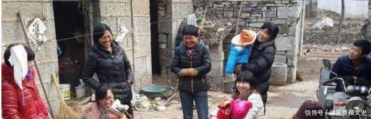 两周后，村干部会竟挨家收取1笔费用，每户900元，农民要准备好钱