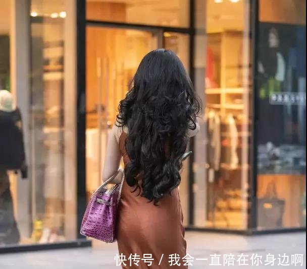街头拍摄美女路人，时尚服装连衣裙，不经意间回眸，好美
