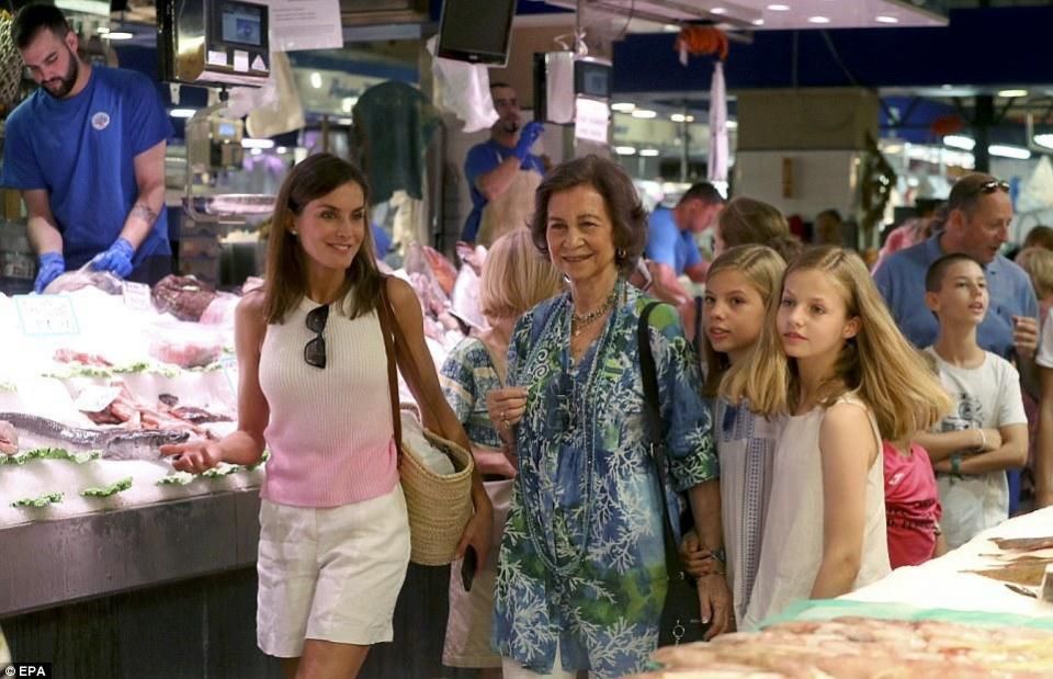 西班牙王后莱蒂齐亚到访食品市场,穿26英镑白粉色渐变背心