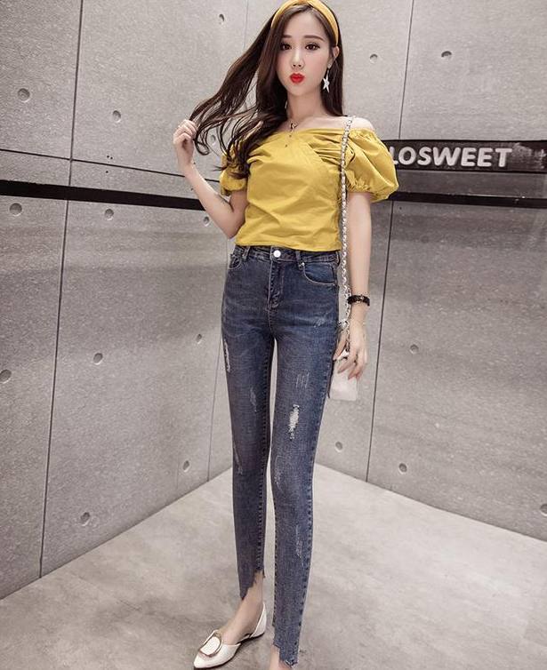 洒脱帅气的牛仔裤女神，塑造完美腿部曲线，十分抢眼！