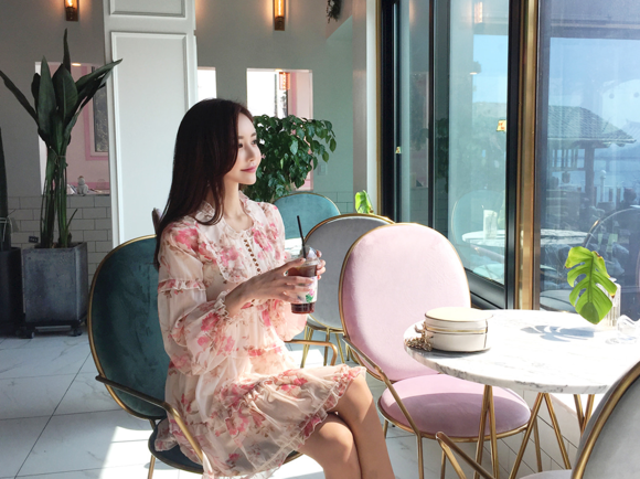 女神孙允珠，鸢红斛叶法兰西花亭层叠洋裙