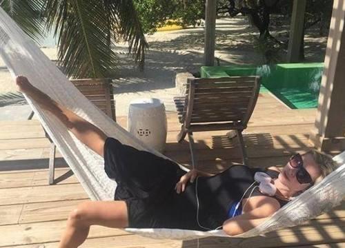 37岁的伊万卡风情万种十分吸睛，最后一张躺在吊床上很霸气