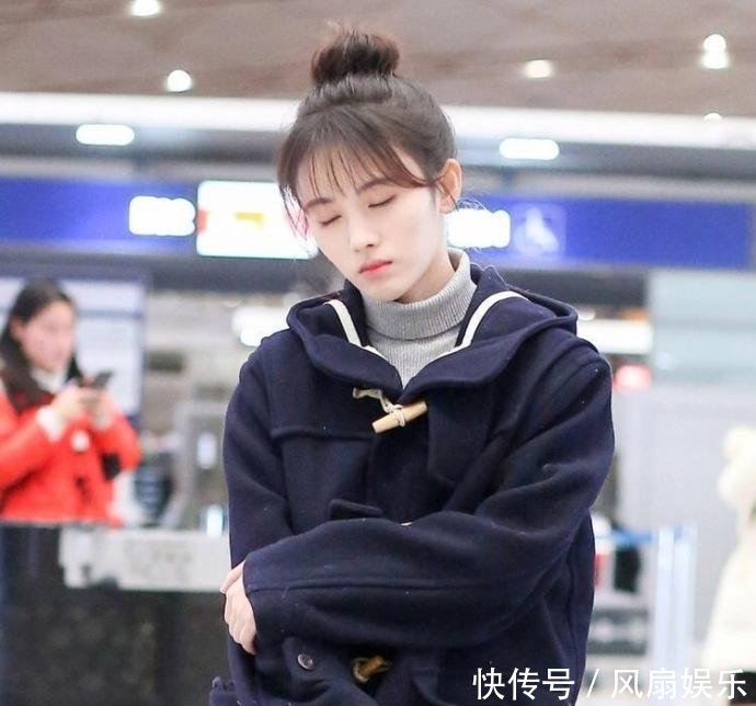 鞠婧祎这小可爱在机场站着都能睡着, 网友: 这是有多困啊?