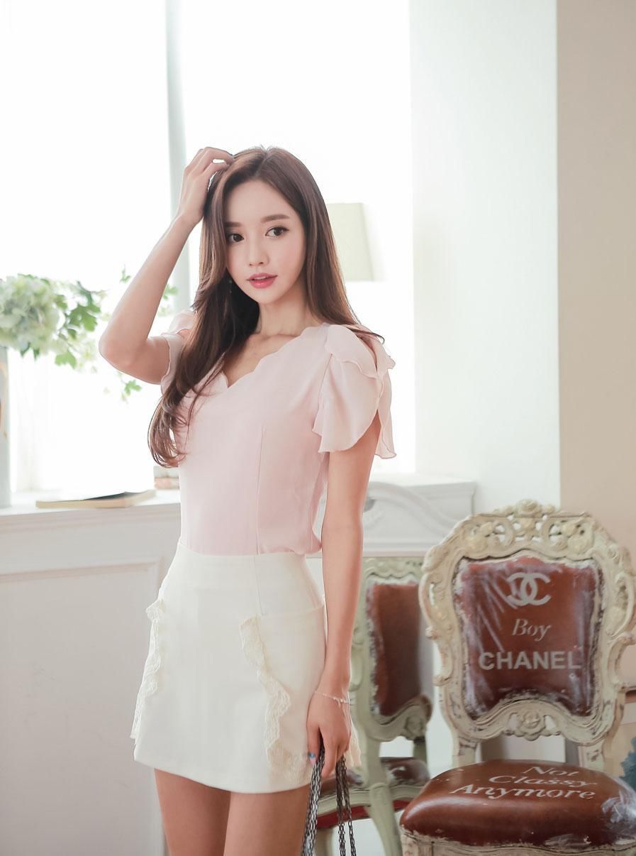 街拍性感嫩模孙允珠波浪花领白梯形抹胸包臀裙