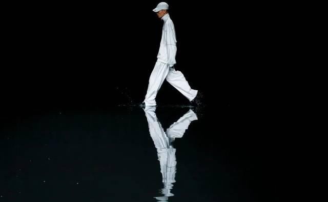  「水上」“黑色”包裹的灵魂?：巴黎世家Balenciaga的水上发布会