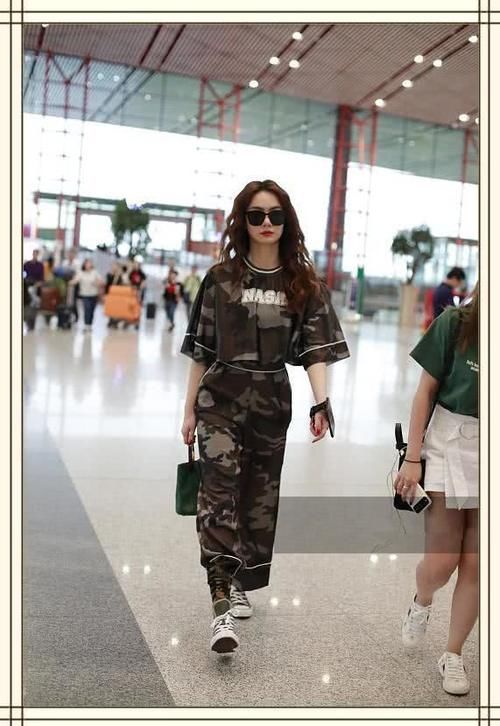 戚薇真是厉害，迷彩服一只塞袜子，一只露外面，网友：真会玩