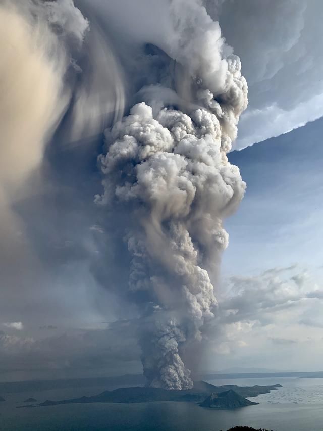 菲律宾首都附近火山猛喷 驻菲大使馆发提醒