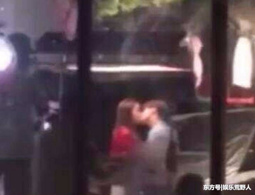 鹿晗、关晓彤是假情侣?网友发出质疑，微博大V晒出吻照回应