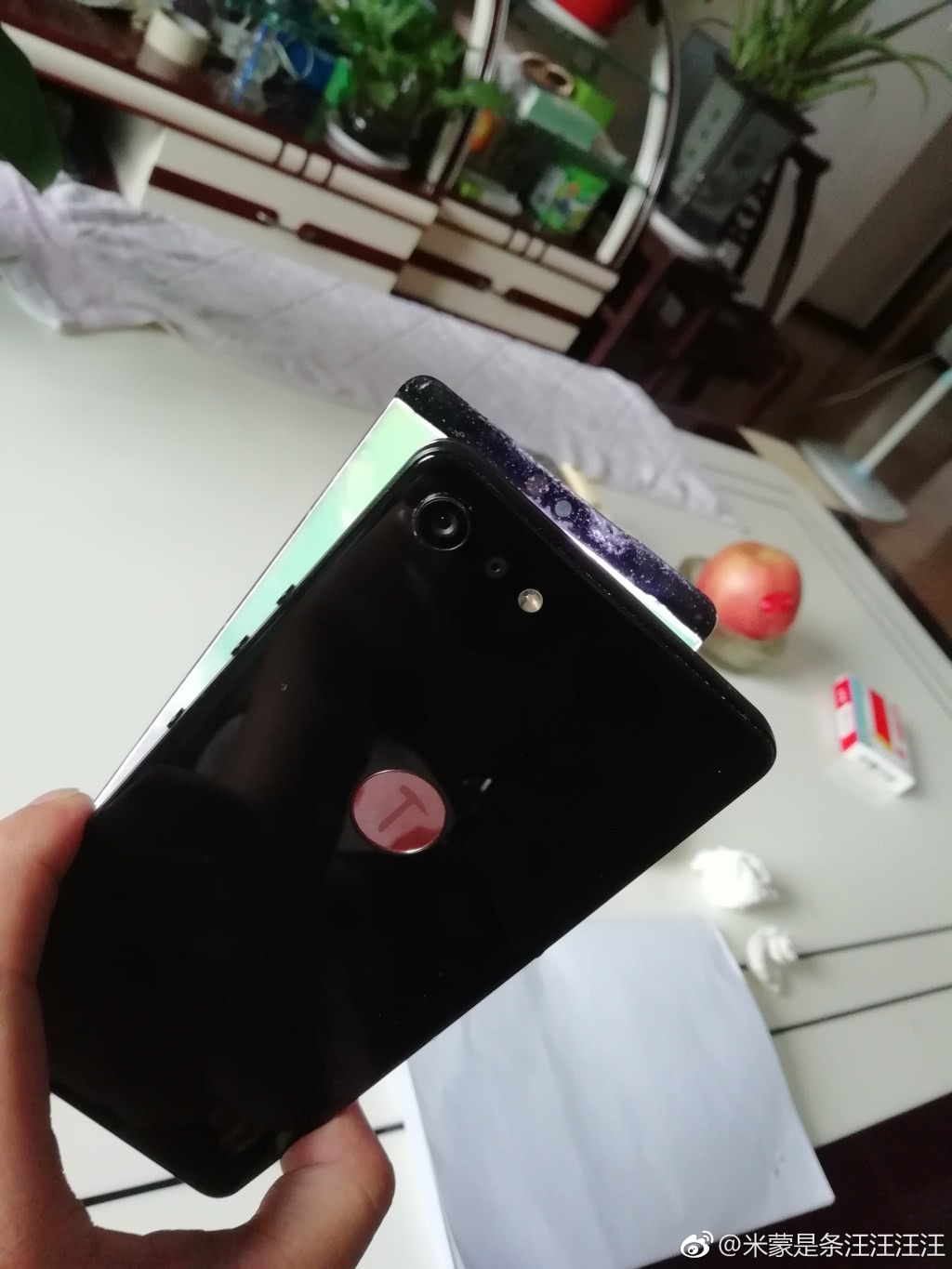 罗永浩怎么看?死忠粉丝晒锤子Pro 2 屏幕开胶