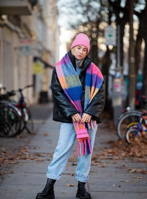 「裤脚塞进靴」阔腿裤咋能穿得不普通?别再配运动鞋了,一双矮靴让你成街头亮点