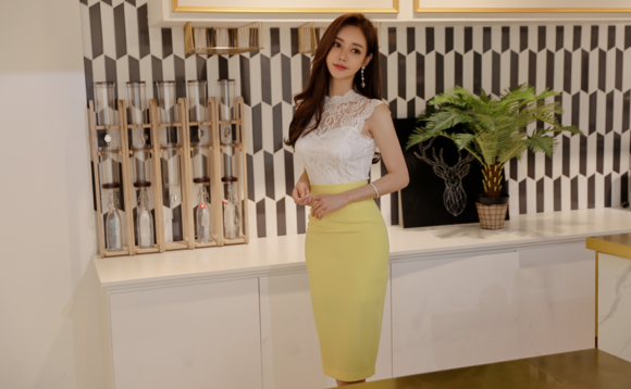 女神孙允珠,蛋黄奶昔白色梦幻刺花波浪裙