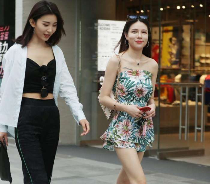 街拍: 美女一身时尚装扮很清新, 妥妥女神范!