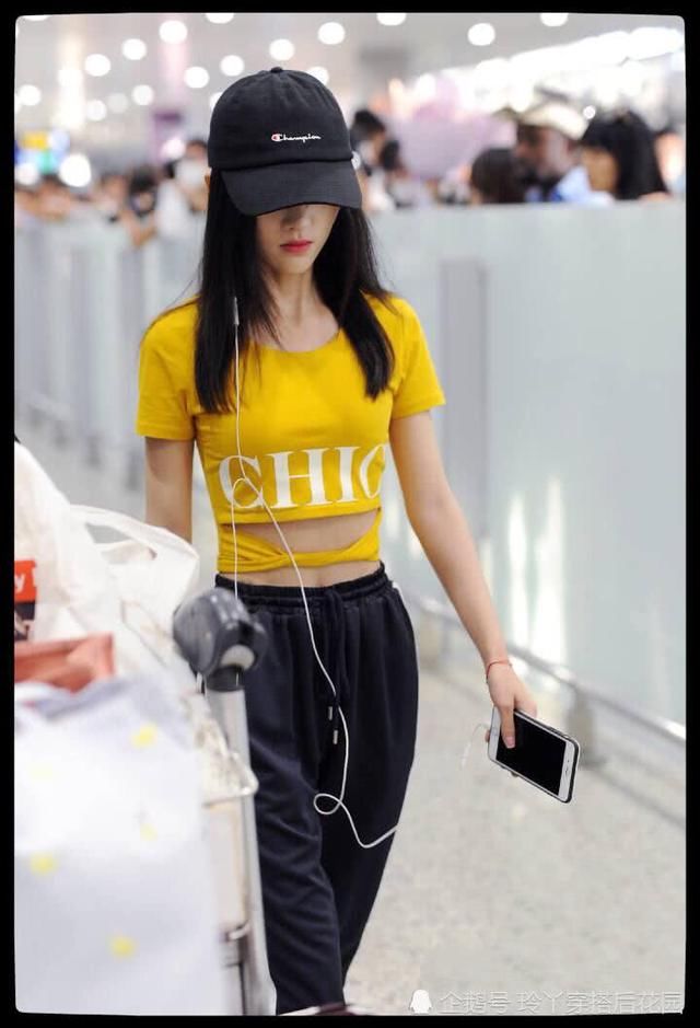 鞠婧祎开窍了？穿超短款T恤赶时尚，网友：胖出腹肌了！