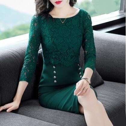 50岁婆婆很时髦，穿这样连衣裙惊艳全场，差点抢了新娘风头