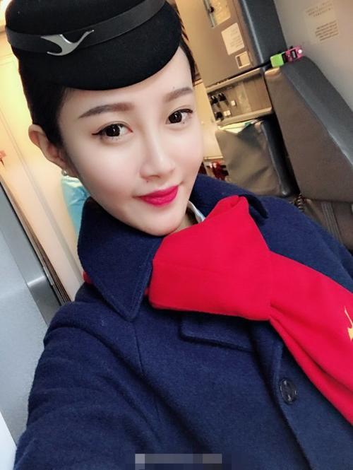 飞机上,为什么要求空姐一直穿裙子,看完这些你就明白了