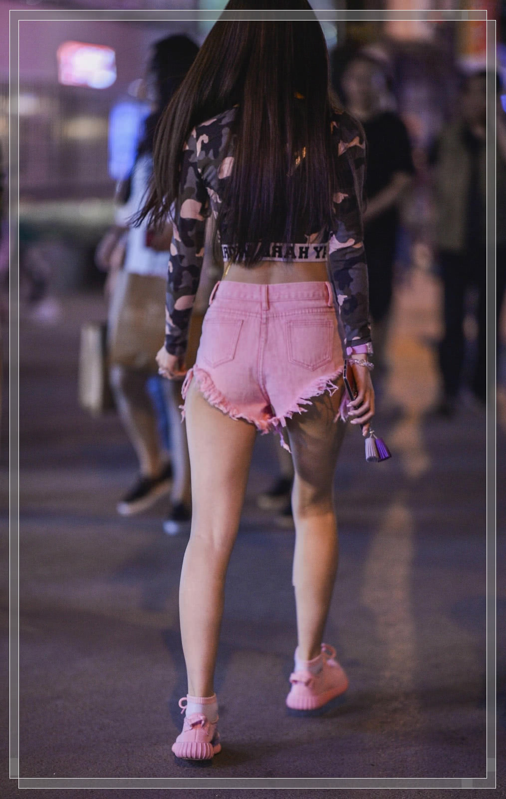 气质小姐姐迷彩衣搭配粉色短裤，新潮运动型美女长发飘飘身材火辣