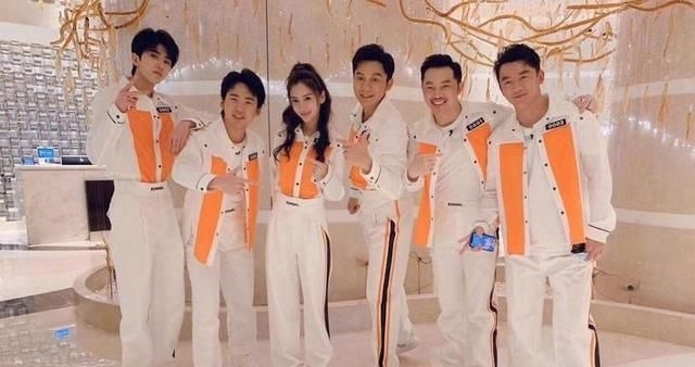 「蔡徐坤」《跑男》路透图曝光,Baby额头“观音痣”,蔡徐坤四套制服抢镜