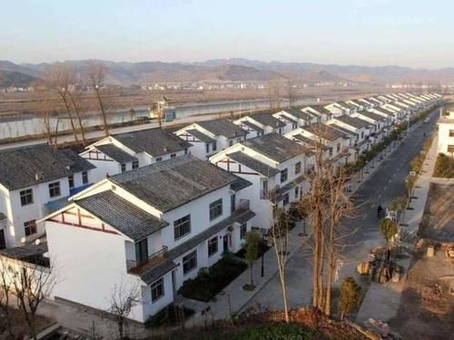  「拆除」住了搬迁房，就要拆除旧宅子，老农叹息：现在退还来得