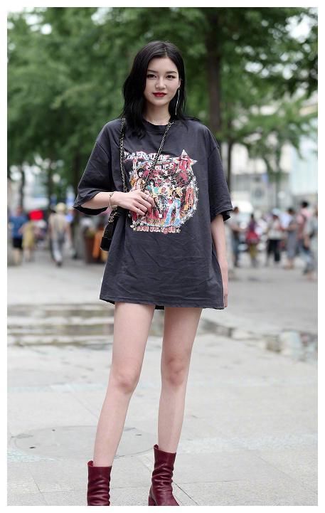 街拍：图三不愧是时尚达人，只能穿在家里的“睡衣”，她逛街穿！