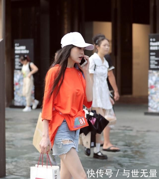 清爽@路人街拍,小姐姐戴一个简洁的鸭舌帽,清爽甜美