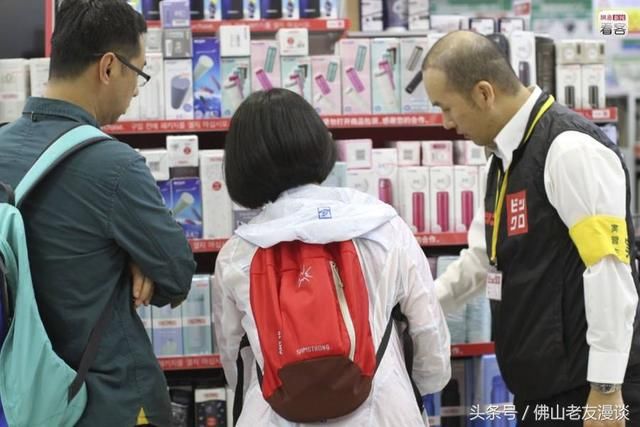 面对涌入日本的中国人，日本人眼中的中国游客，人傻钱多没素质?