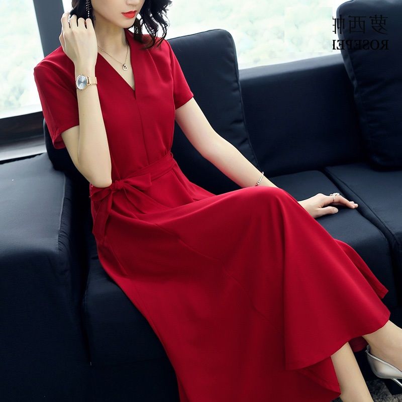 从不穿裙子的姐姐,穿上小黑裙,一家人都被惊艳到了