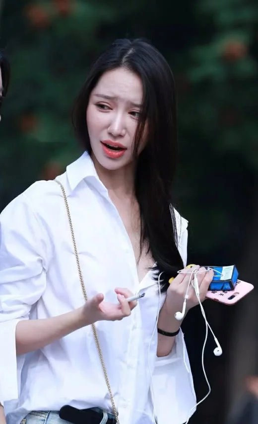 甜美姐妹花浓妆妖艳的样子，没有人不被她们所吸引，在雪纺装的衬