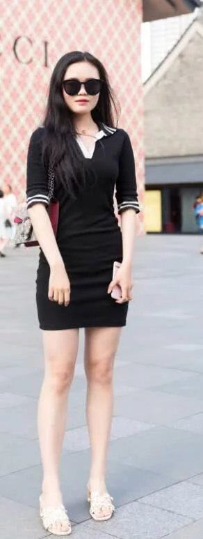 窈窕小姐姐的紧身连衣裙紧紧包裹在身上勾勒完美曲线上演上演美腿