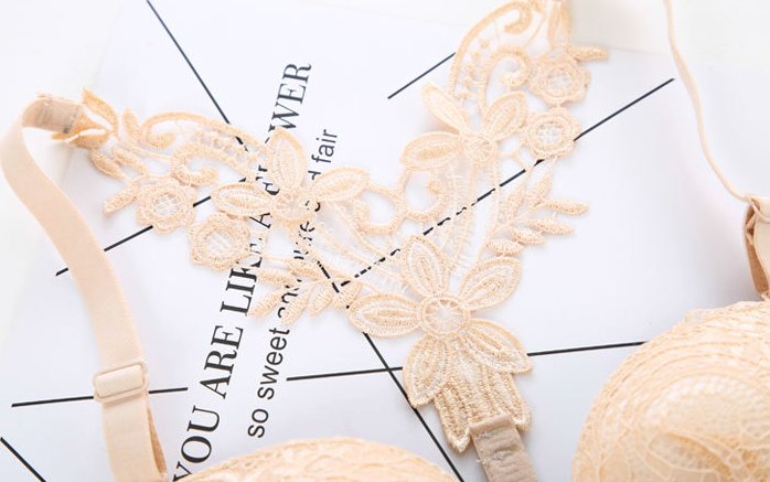 现在的女人贴身都这样穿，若隐若现凸显迷人身材，穿的我脸红