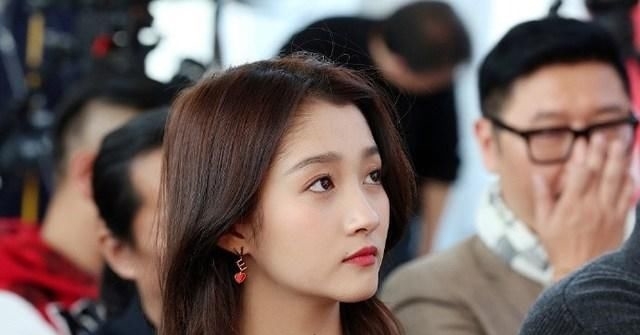 『终于穿对』关晓彤同台黄晓明,穿红裙光彩照人,网友:终于知道黄晓明身高
