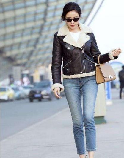 张天爱太拼了!为穿鲜花裙胸都挤变形了,网友:好担心会掉下来!