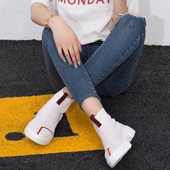 刚问世就秒杀老爹鞋的“袜子鞋”，满足女人对显细腿的要求，美翻