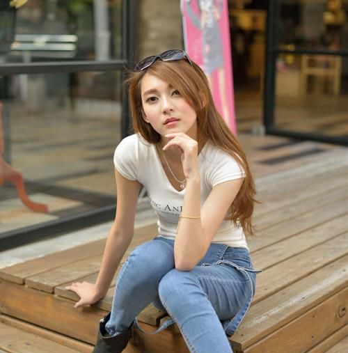  时尚界|时尚搭配：修身的牛仔裤搭配高跟鞋或者小白鞋，女神范十足！