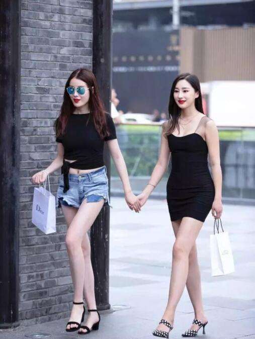 街拍：小姐姐和闺蜜一起上街凹造型，透露出一丝小性感！