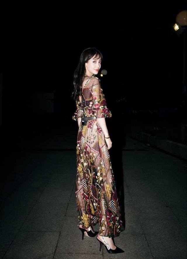 杨颖现身活动同时秀腿、秀腰、露美背，网友：教主同意了吗？