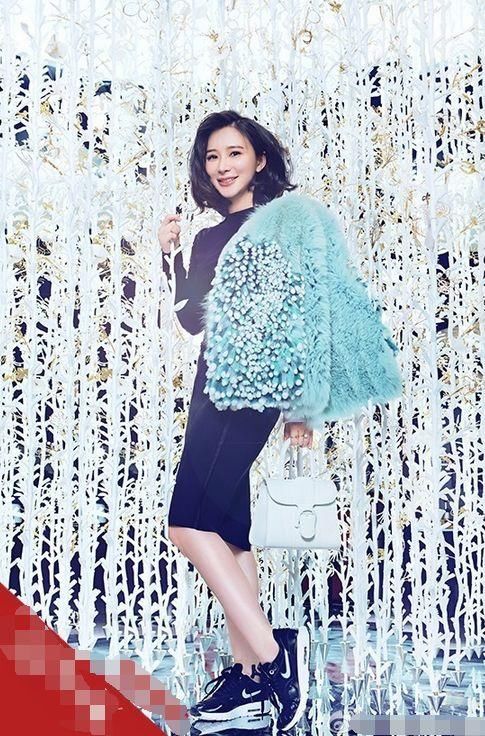 熊乃身穿西服外套+直筒裤现身，简单大方，网友:包包太丑了!