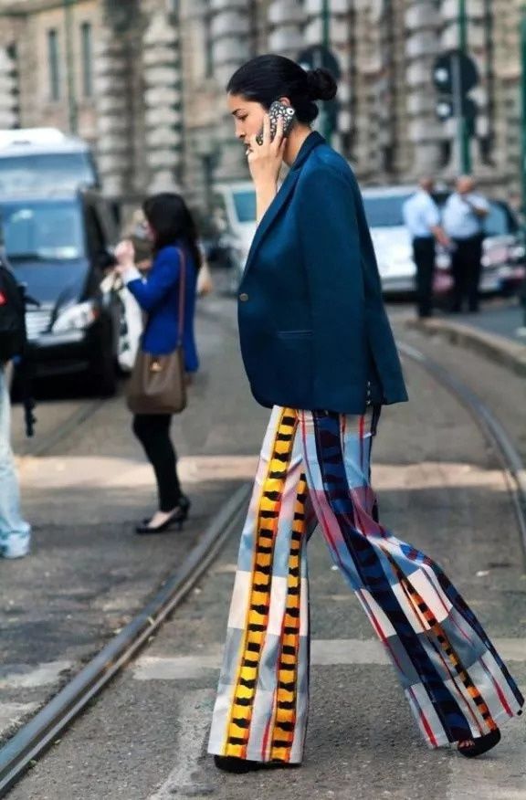 入秋后，阔腿裤的搭配也是时候升级一下了!